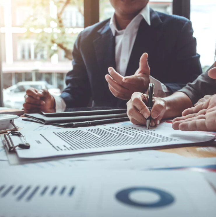 Conseiller bancaire utilisant des outils digitaux pour accompagner un client en agence ou à distance dans une posture renouvelée