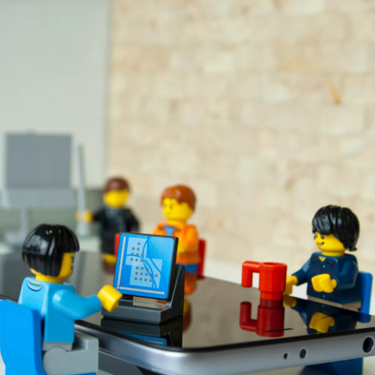 Participants en atelier LEGO SERIOUS PLAY construisant des modèles pour représenter des idées collectives
