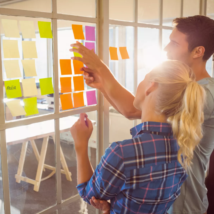Équipe en atelier de Design Sprint collaborant sur un prototype en cinq jours