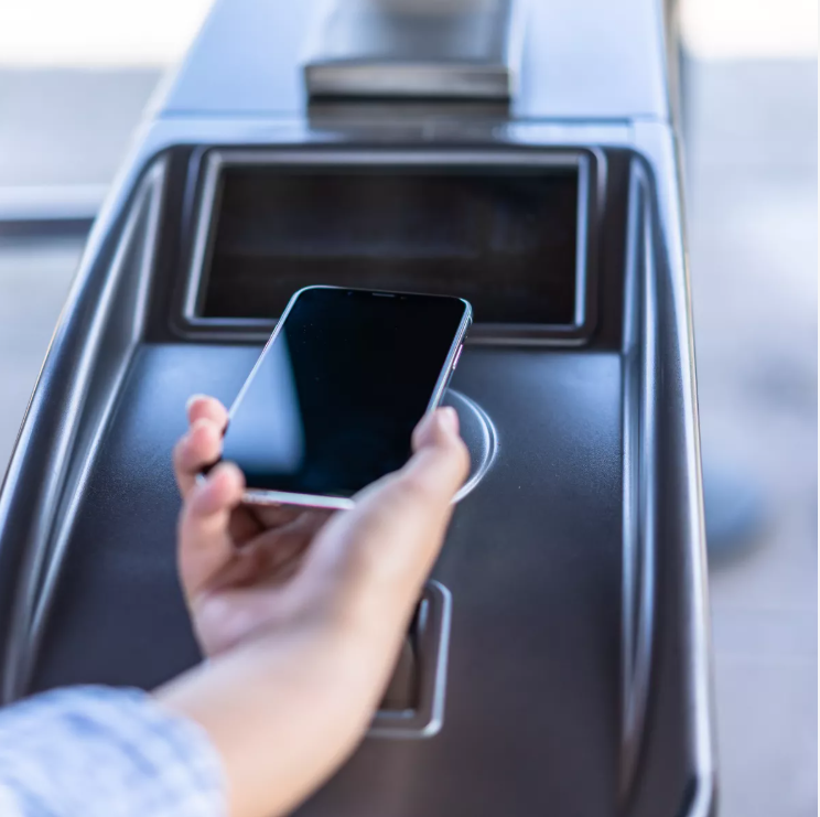 Utilisateur validant son passe Navigo avec un smartphone dans les transports en commun